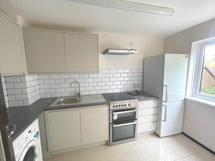 2 Bedroom Flat To Rent In Braybourne Drive, Isleworth, TW7