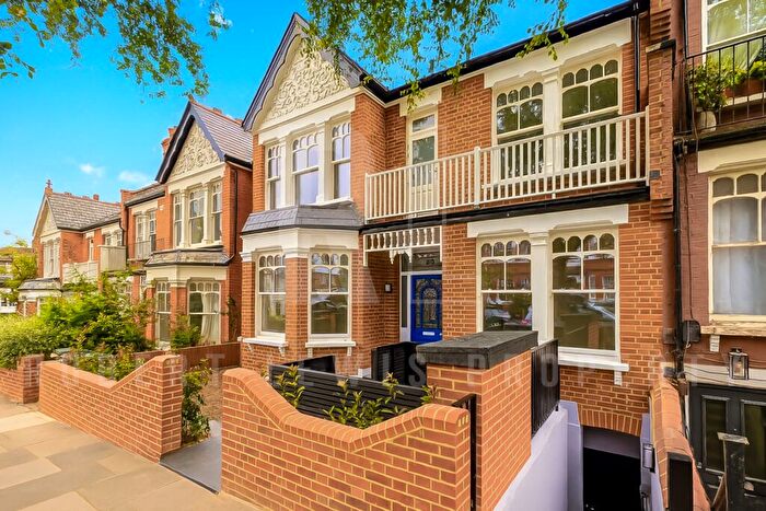 4 Bedroom Flat To Rent In Donovan Avenue, London, N10