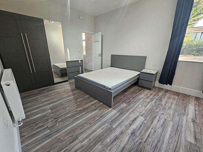 2 Bedroom Flat To Rent In A A Victoria Road, Leeds, LS6