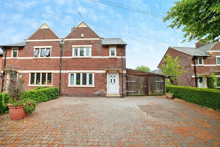 3 Bedroom Semi Detached House For Sale In Derby Road, Alfreton, DE55