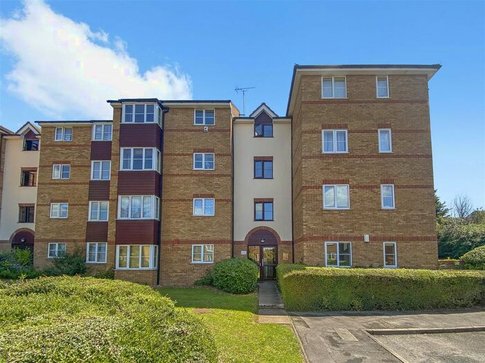 1 Bedroom Flat To Rent In Thurlow Close, Highams Park, E4