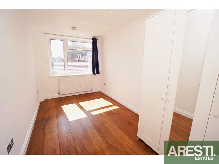3 Bedroom Flat To Rent In Flat, Vera Court, Lordship Lane, London, N22