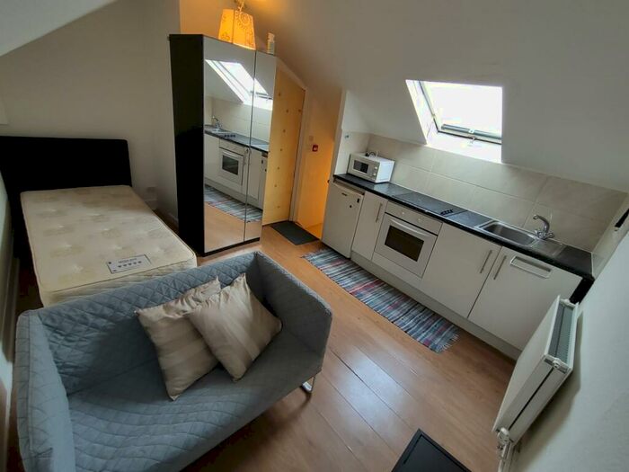 Studio To Rent In West Green Road, N15