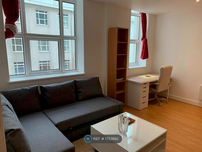 1 Bedroom Flat To Rent In Bromyard House, London, W3