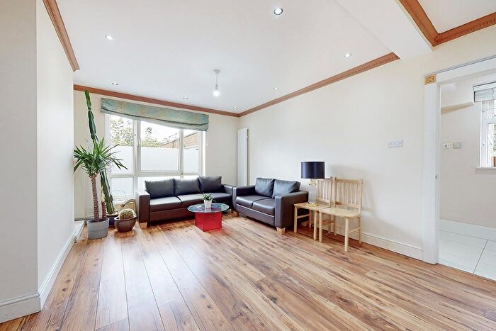 2 Bedroom Flat To Rent In Somerford Grove Estate, London, N16