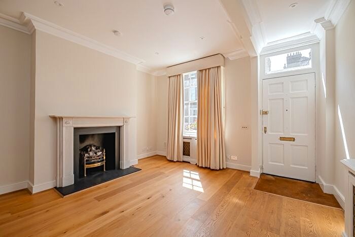3 Bedroom Flat To Rent In Bloomfield Terrace, London, SW1W