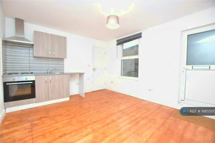 Studio To Rent In High Street, London, SE25