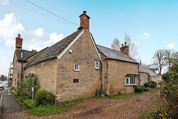 3 Bedroom Semi-Detached House For Sale In New Road, Bampton, OX18