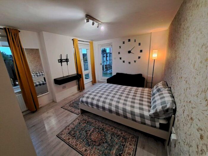 2 Bedroom House To Rent In Parnell Road, London, E3