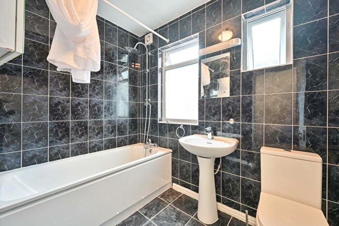 Studio To Rent In Mora Road, Cricklewood, London, NW2