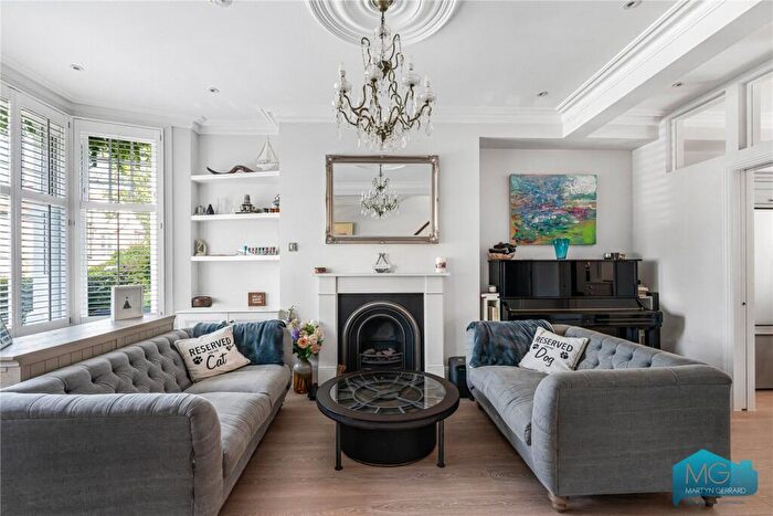 4 Bedroom End Of Terrace House For Sale In Queens Avenue, Finchley, N3