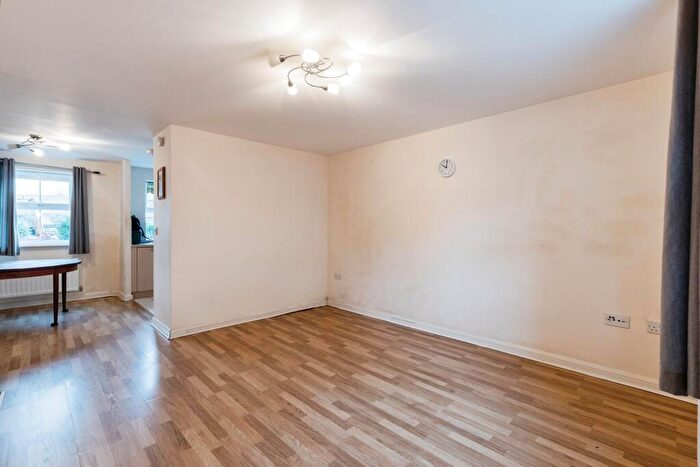 2 Bedroom Flat To Rent In Deans Court, Bishops Cleeve, GL52
