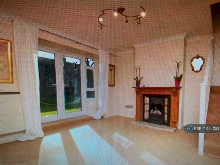 1 Bedroom Flat To Rent In Glazebrook Close, London, SE21