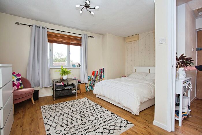 2 Bedroom Flat For Sale In Corrie Road, Cambridge, Cambridgeshire, CB1