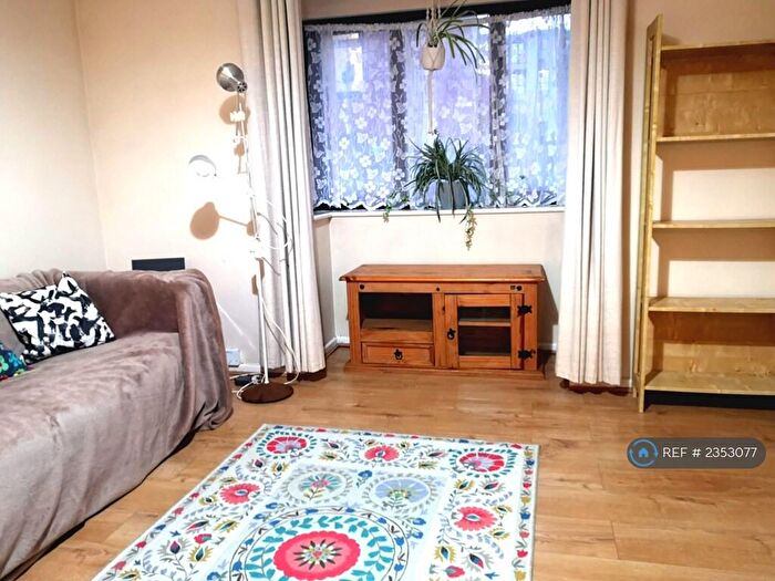 1 Bedroom Flat To Rent In Priors Court, Reading, RG1