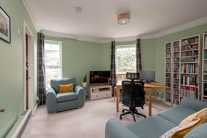 2 Bedroom Flat For Sale In / Shandon Crescent, Edinburgh, EH11