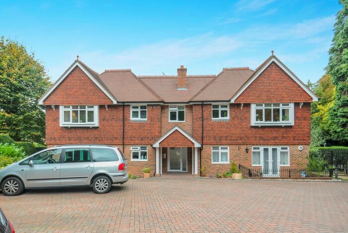 2 Bedroom Flat To Rent In Harestone Hill, Caterham, CR3