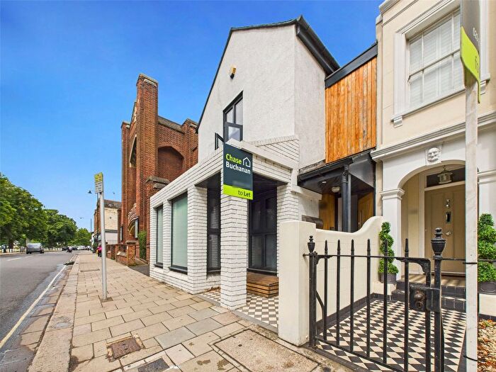 2 Bedroom Flat To Rent In The Green, Middlesex, TW2