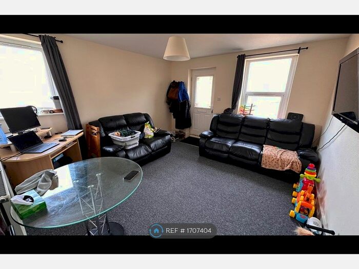 1 Bedroom Flat To Rent In Cross Street, Gillingham, ME7