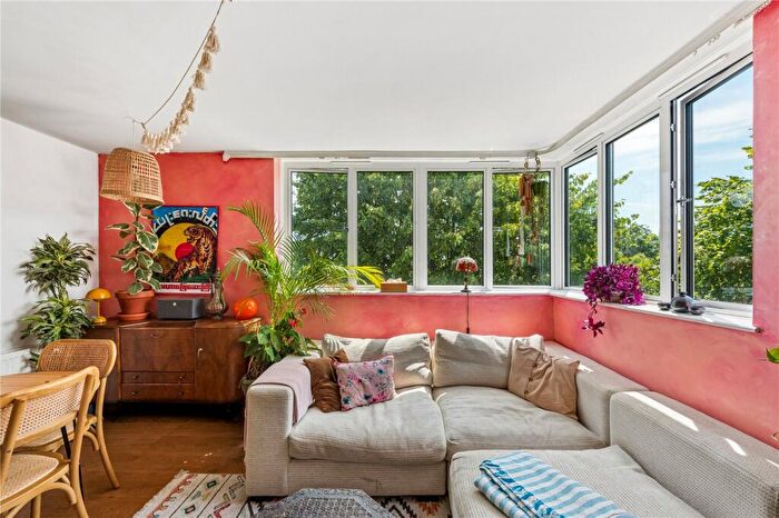2 Bedroom Apartment For Sale In Lordship Park, London, N16