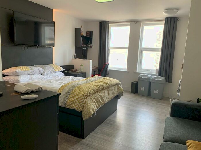 Studio To Rent In - Derrys Villa, Flat, PL4