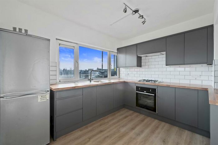 3 Bedroom Apartment To Rent In Skinner Street, London, EC1