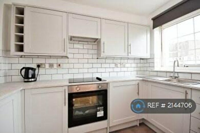 2 Bedroom Flat To Rent In Chase Court Gardens, Southend-On-Sea, SS1