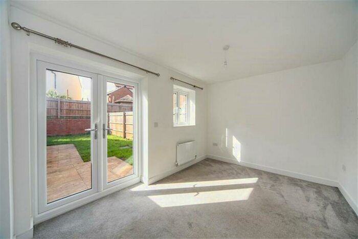 3 Bedroom Semi-Detached House To Rent In Bedroom Semi Detached House In Wincanton Road, Bicester, OX26