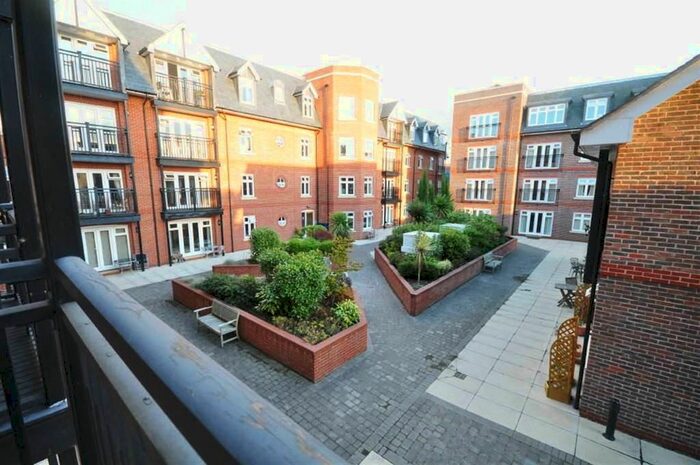 1 Bedroom Flat To Rent In Leret Way, Leatherhead, KT22
