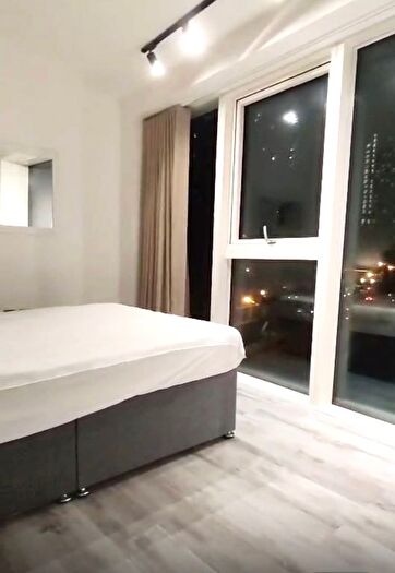 2 Bedroom Flat To Rent In Portal Way, Acton, W3