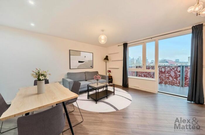 3 Bedroom Flat To Rent In Campion House, Blondin Way, SE16