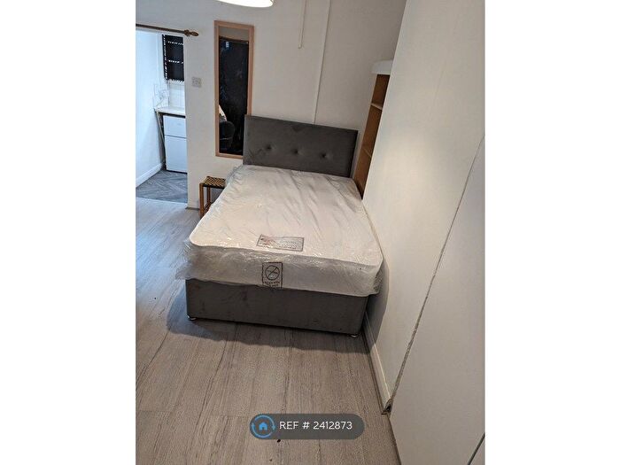 Studio To Rent In Shepherds Bush, London, W12