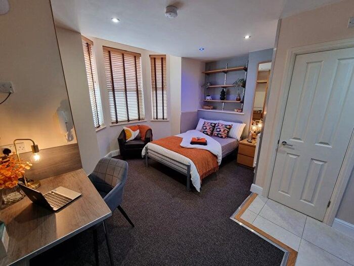 Studio To Rent In West Parade - Studio For /, LN1