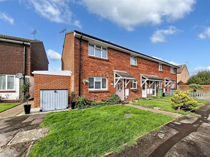 2 Bedroom End Of Terrace House For Sale In Beacon Way, BN17
