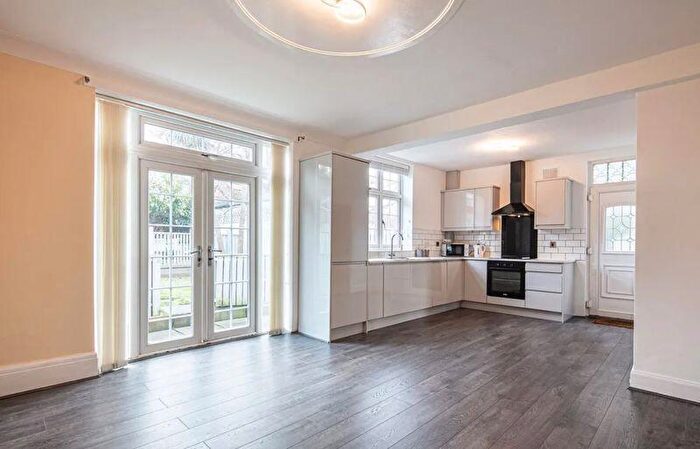 3 Bedroom Detached House For Sale In Knowle Lane, Sheffield, S11