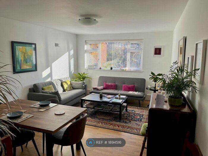 2 Bedroom Flat To Rent In Hillview Court, London, SE19