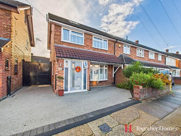 3 Bedroom Property For Sale In Kingaby Gardens, Rainham, RM13