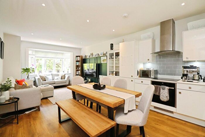 2 Bedroom Flat For Sale In Roslin Road, Bournemouth, BH3