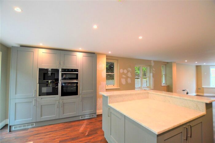 3 Bedroom Flat To Rent In Rockmount Road, London, SE19