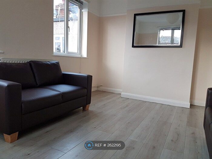 2 Bedroom Flat To Rent In Elms Court, London, SW19
