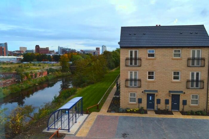 2 Bedroom Flat To Rent In Holts Crest Way, Flaunt, Leeds LS12