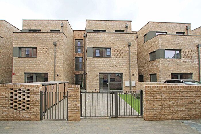 4 Bedroom Property To Rent In Selbourne Avenue, Hounslow, TW3