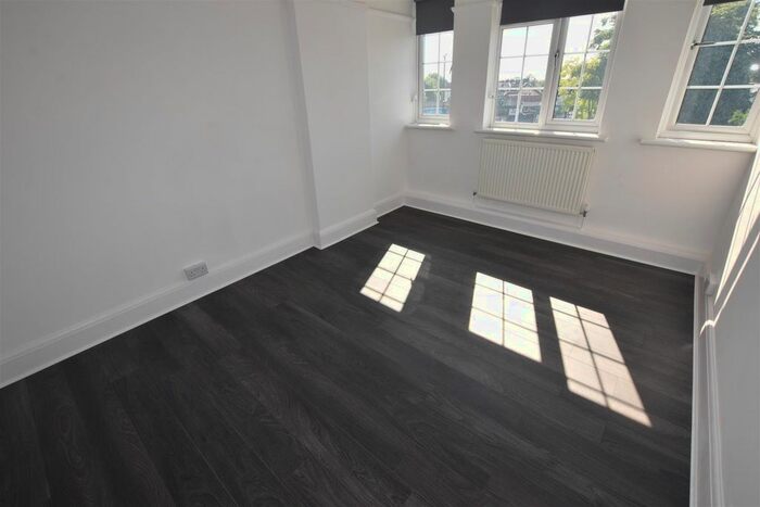 4 Bedroom Flat To Rent In Avenue Parade, Ridge Avenue, London, N21