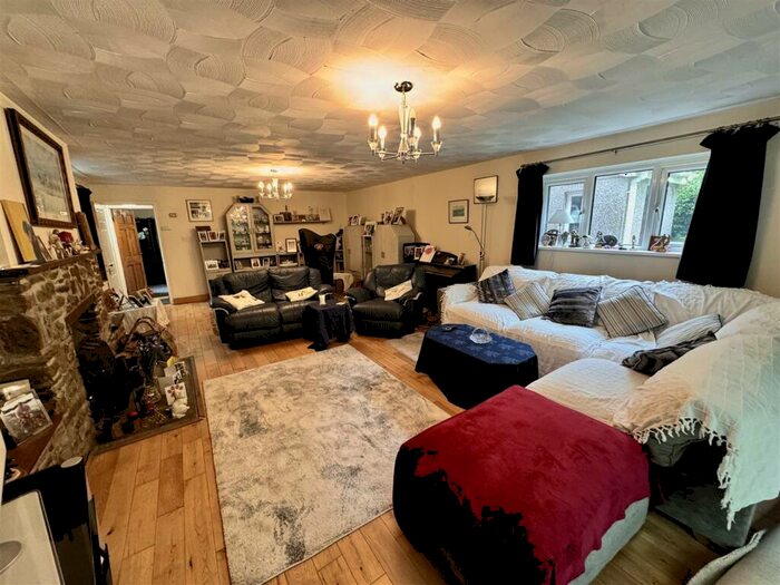 4 Bedroom Detached House For Sale In Glynhir Road, Llandybie, Ammanford, SA18