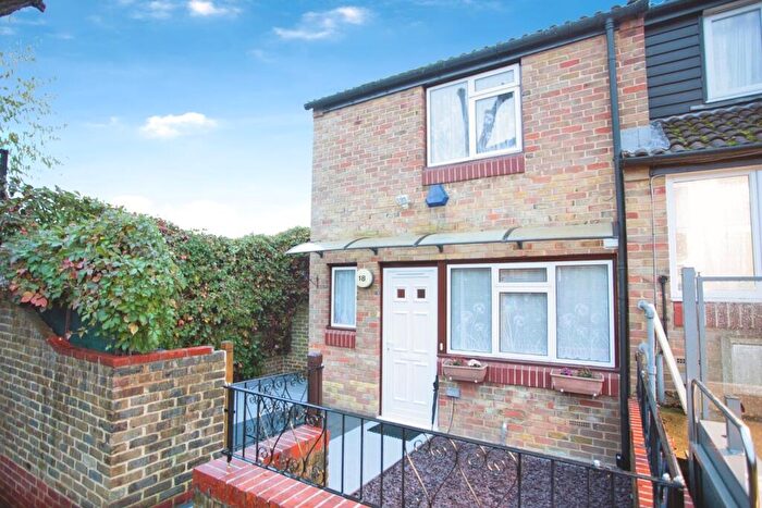 2 Bedroom End Of Terrace House For Sale In Oakham Close, London, SE6