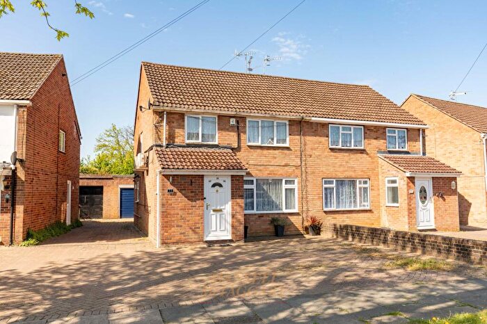 4 Bedroom Semi Detached House For Sale In Stafford Road, Crawley, RH11