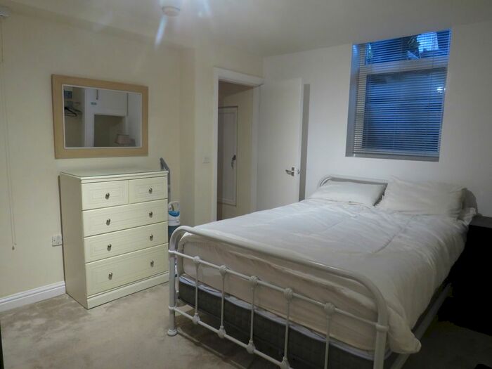 1 Bedroom Flat To Rent In Moorlands Place, Halifax, HX1