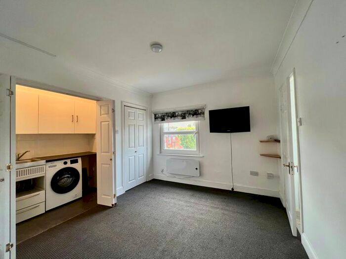 1 Bedroom Flat To Rent In Hanworth Road, Feltham, TW13