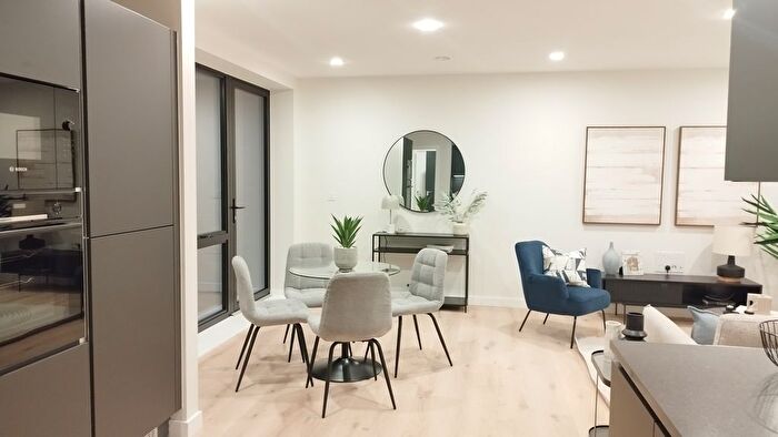 2 Bedroom Flat To Rent In Middle Road, London, W7