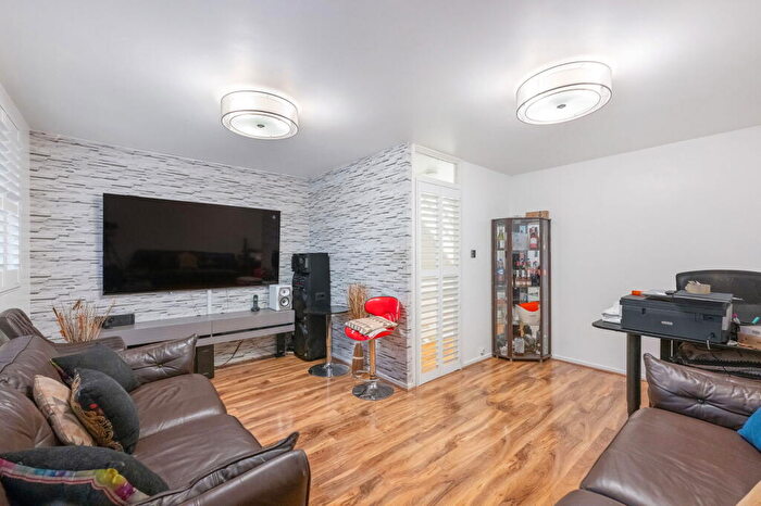 3 Bedroom House For Sale In Yeoman Close, London, SE27